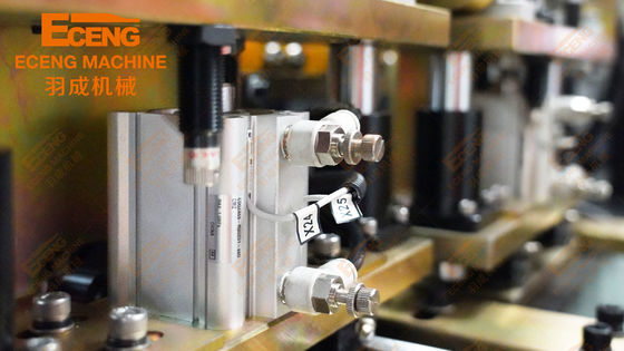 Zuverlässige PET Mineralwasserflaschenblasmaschine Effiziente YCQ 2L-2 2Hohlraum 2000BPH